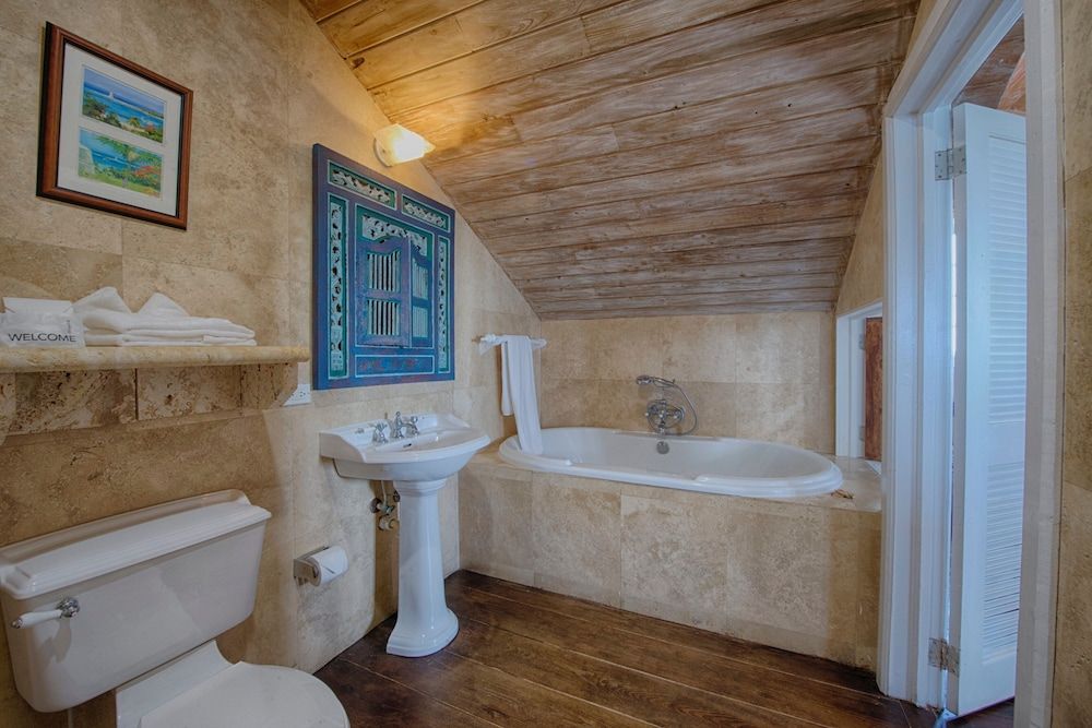 A Stone's Throw Away Studio Suite, 1 King Bed, Garden View 7