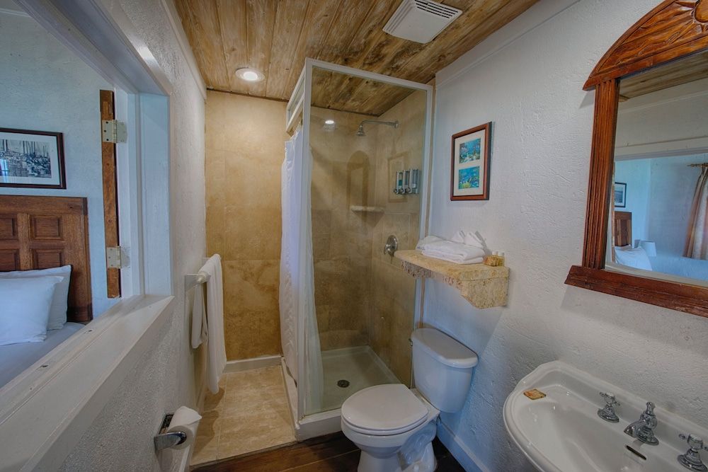 A Stone's Throw Away Suite, 1 King Bed, Ocean View 7