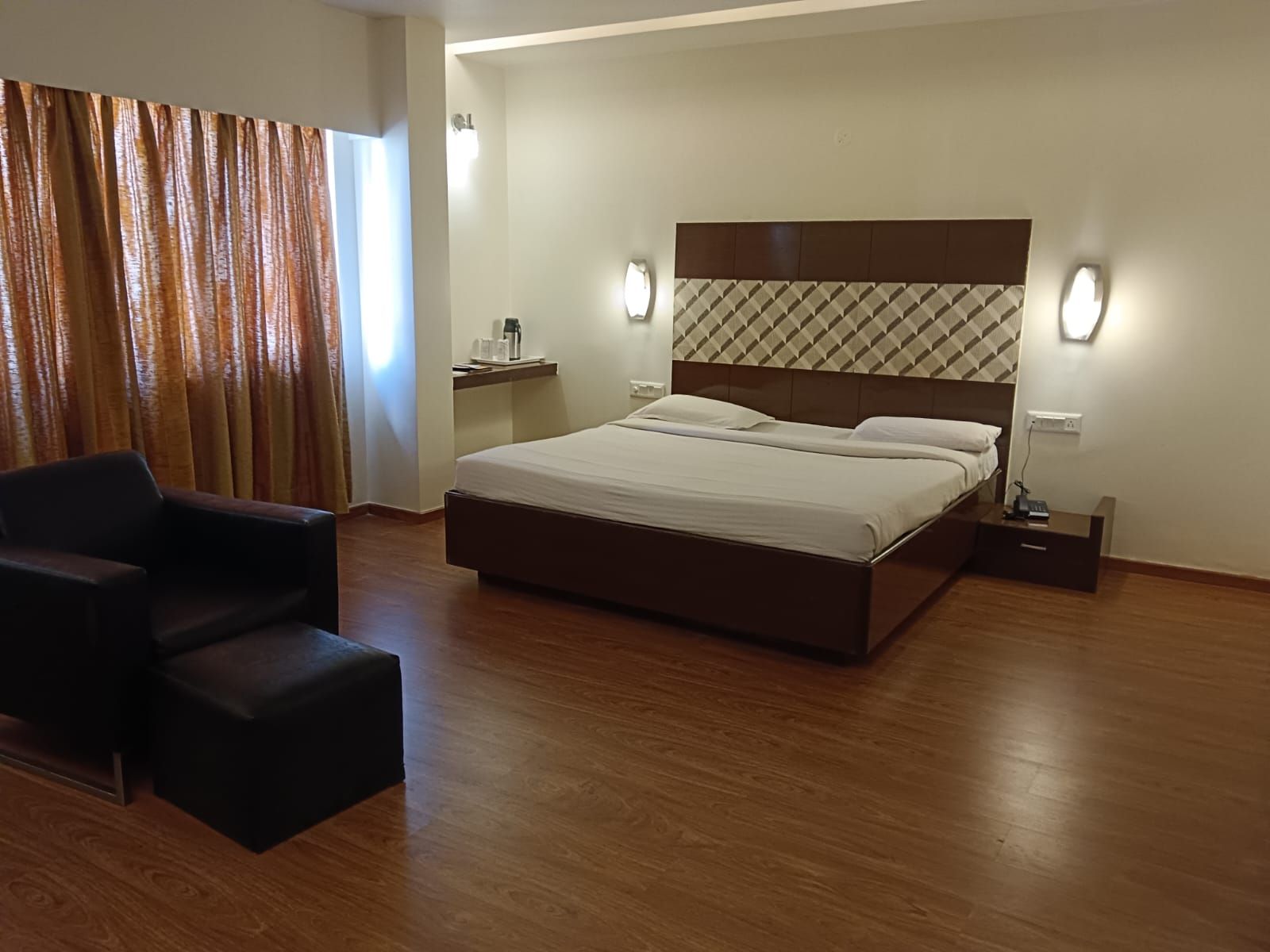 HOTEL DEVANSH RESIDENCY Suite  3
