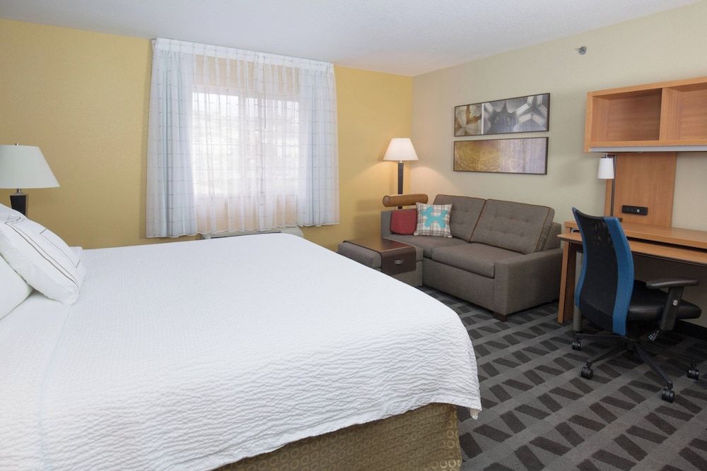 Studio, 1 King Bed with Sofa bed (Mobility/Hearing Access, Roll-In Shwr)