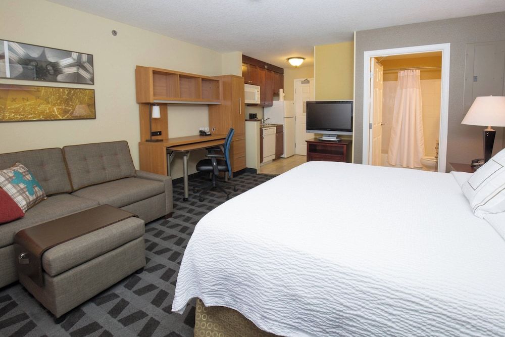 Studio, 1 King Bed with Sofa bed (Mobility/Hearing Access, Roll-In Shwr)