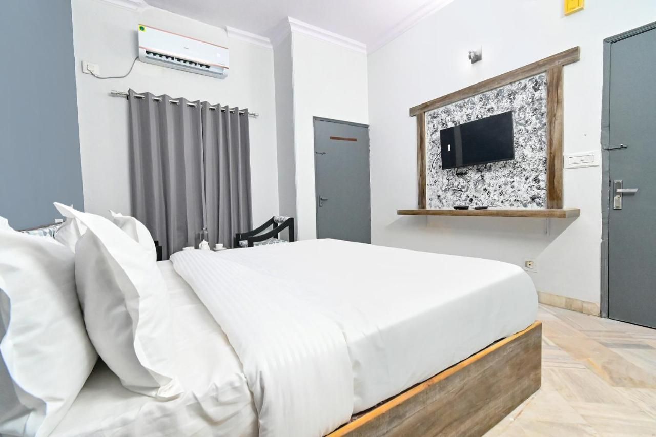 FabHotel Jaipur Classic Deluxe Room 12