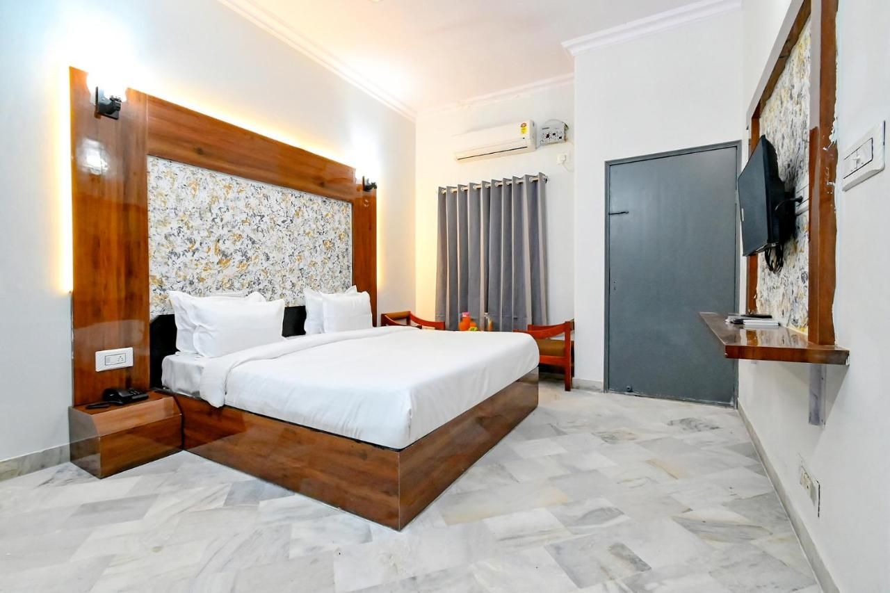 FabHotel Jaipur Classic Premium Room 8