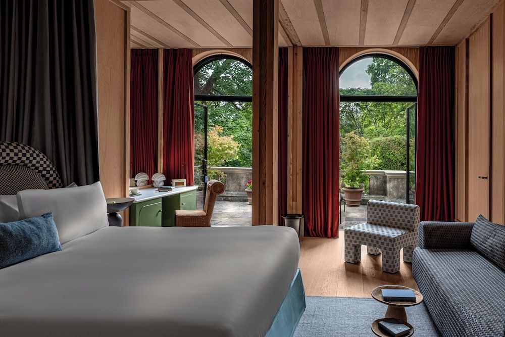 Cowley Manor Experimental Room, Terrace (Water Lily) 10