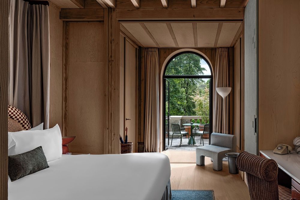 Cowley Manor Experimental Room, Terrace (Water Lily) 9