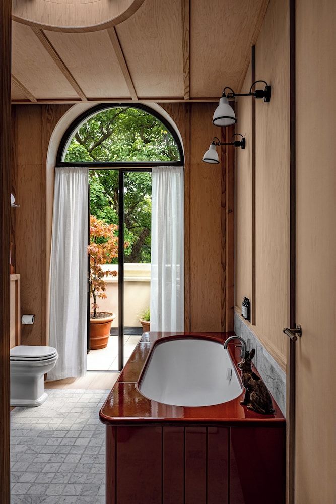 Cowley Manor Experimental Room, Terrace (Water Lily) 7