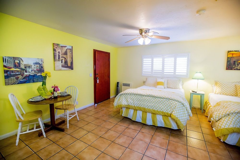 Leucadia Beach Inn Standard Room, 2 Queen Beds, Kitchenette 5