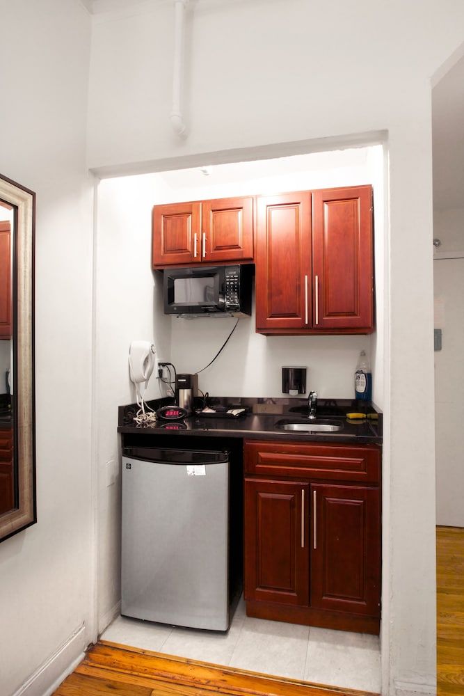 Hotel 309 Economy Room with Shared Bathroom 5