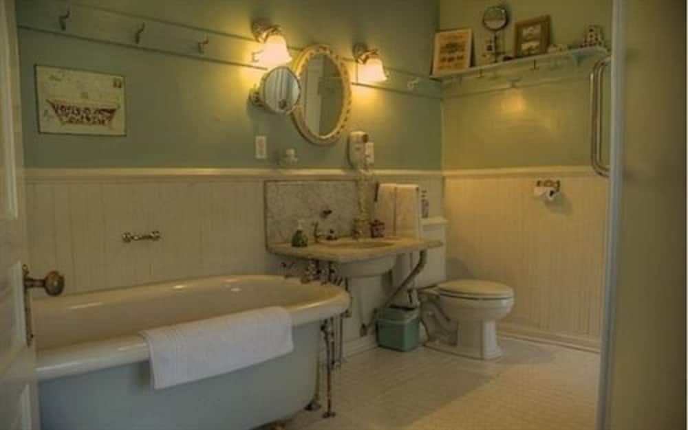Deluxe Suite, 1 King Bed, Balcony