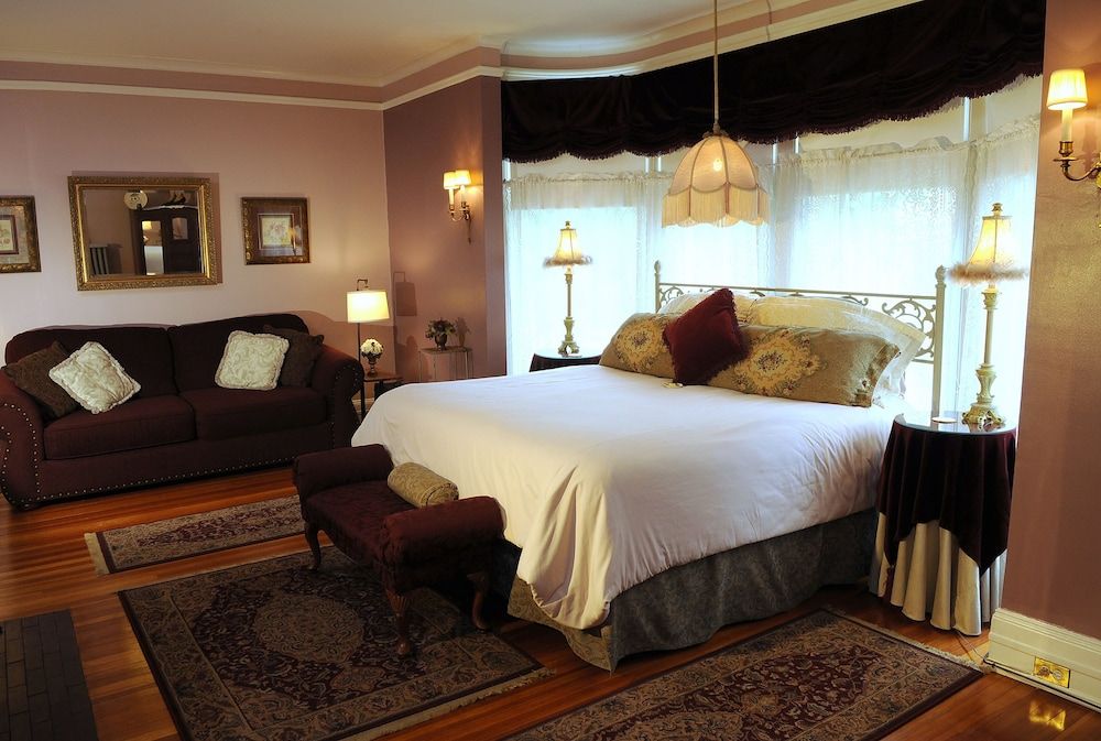 Deluxe Room, 1 King Bed, Jetted Tub