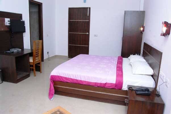 Neelgiri Resort room 4