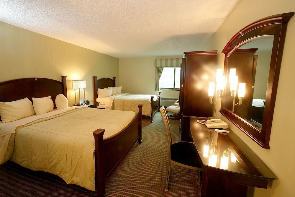 Marvin's Garden Inn Deluxe Room, 2 Queen Beds 2