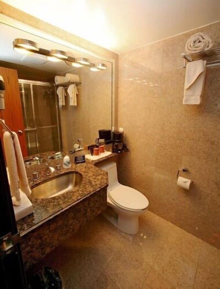 Marvin's Garden Inn Deluxe Room, 2 Queen Beds 6