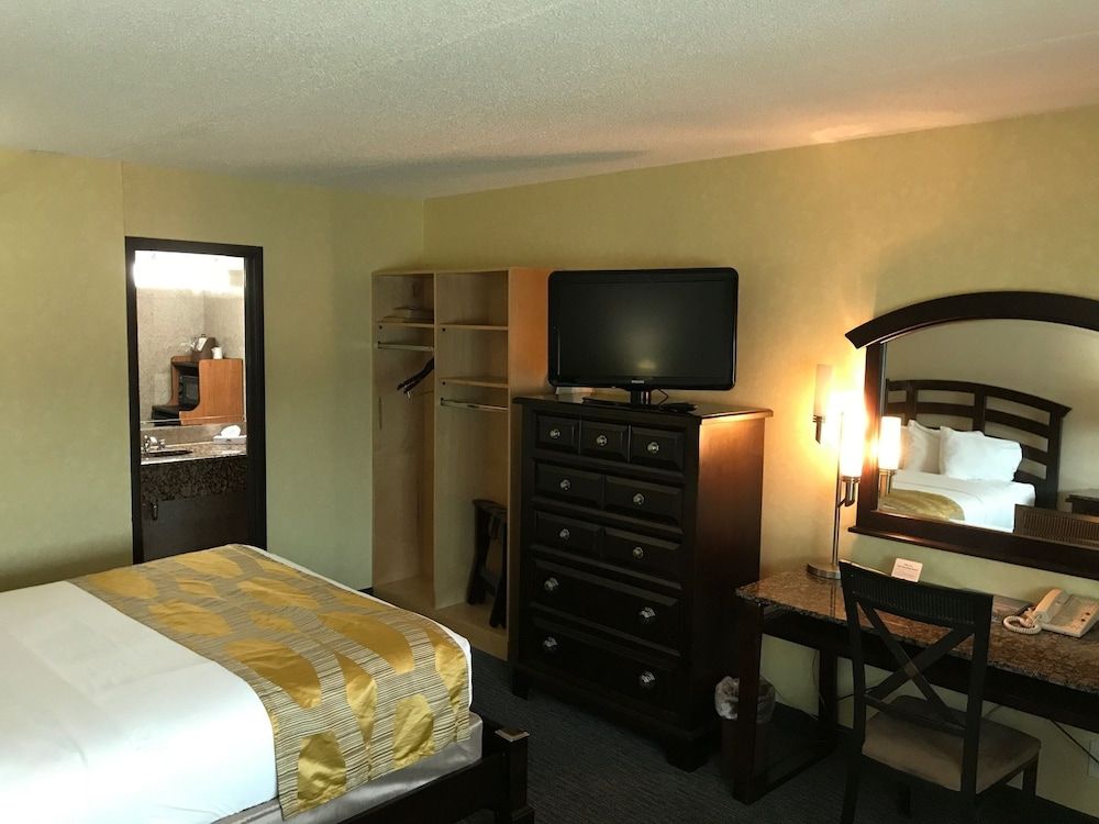 Marvin's Garden Inn Deluxe Room, 1 Queen Bed 3