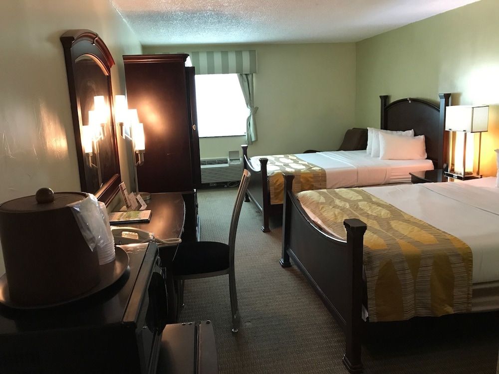 Marvin's Garden Inn Deluxe Room, 2 Queen Beds 3