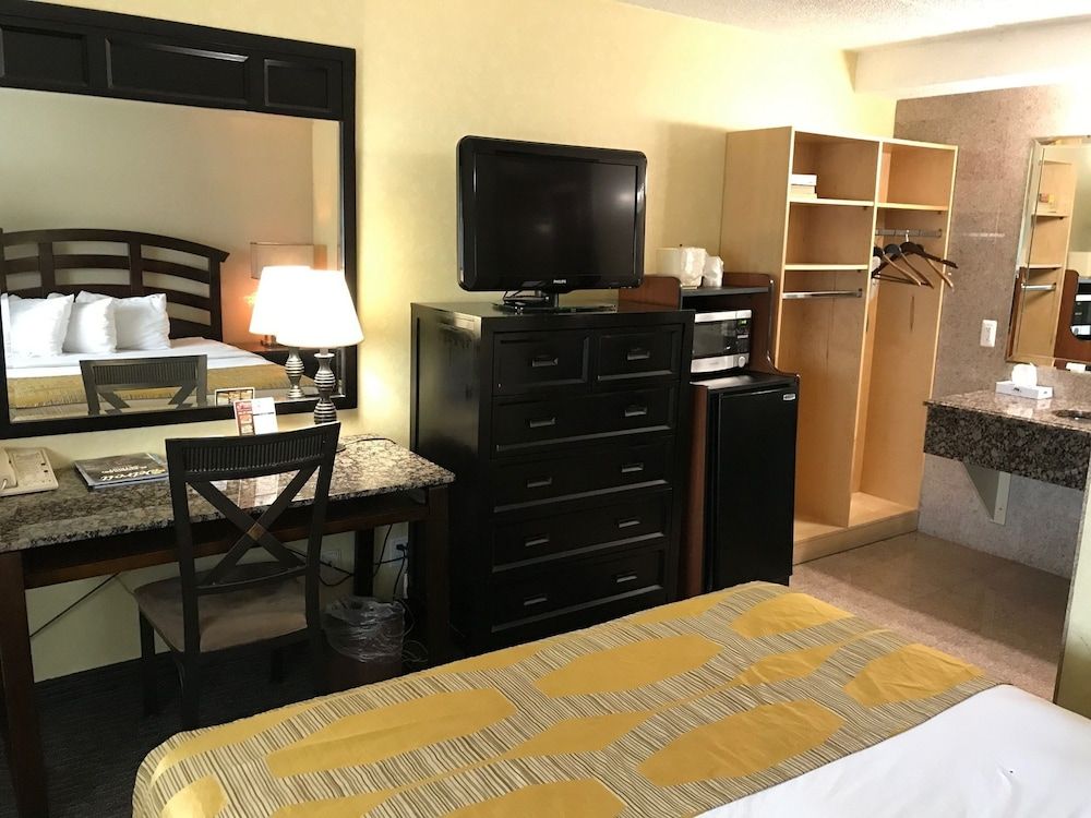 Marvin's Garden Inn Deluxe Room, 1 Queen Bed 4