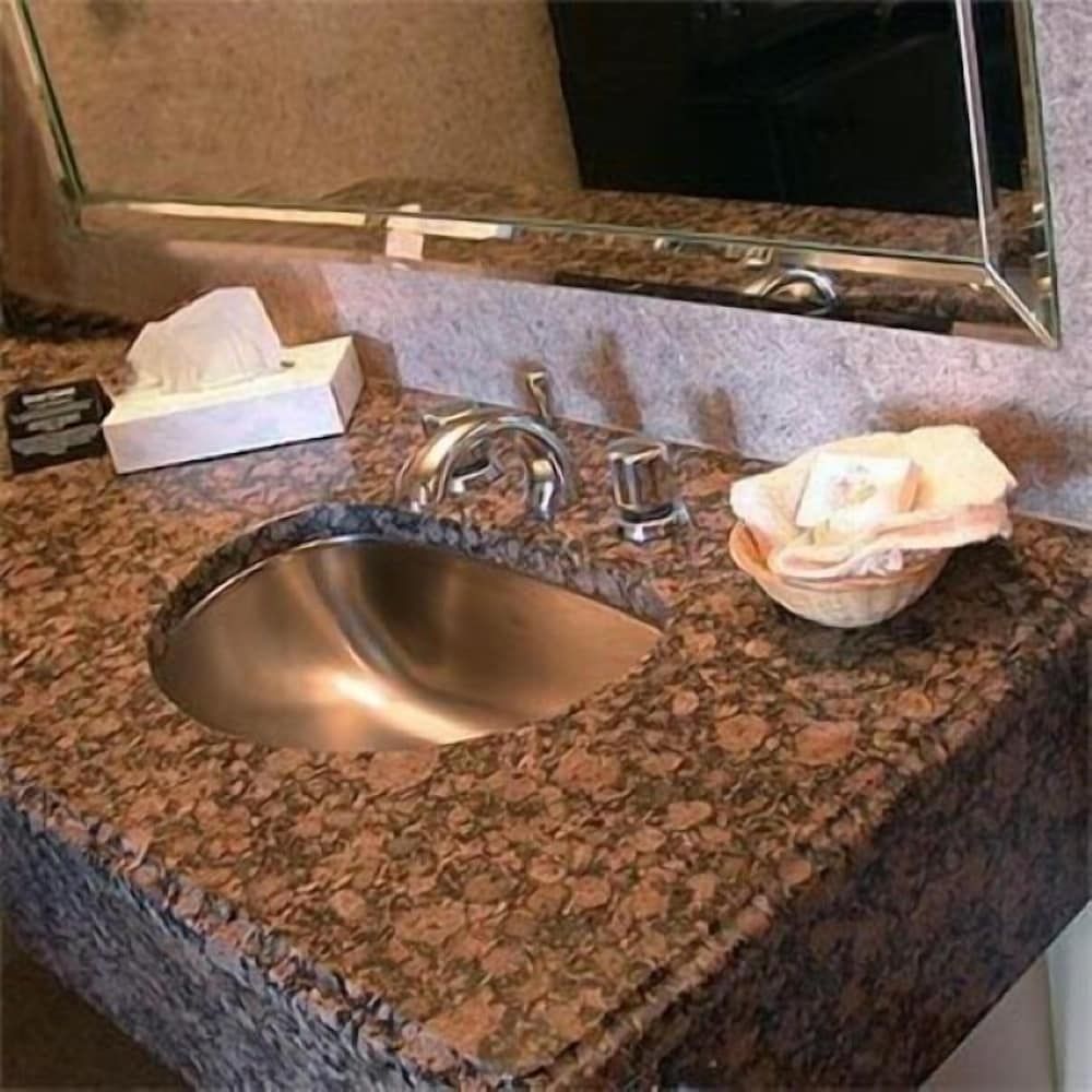 Marvin's Garden Inn Deluxe Room, 2 Queen Beds 5