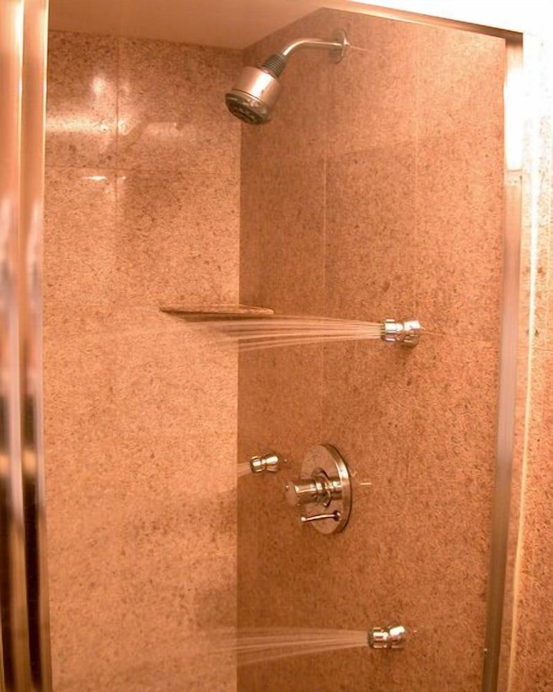 Marvin's Garden Inn Deluxe Room, 2 Queen Beds 8