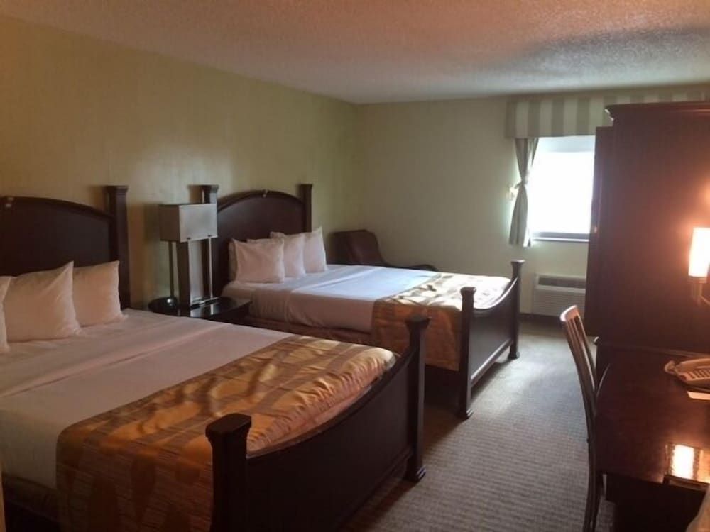 Marvin's Garden Inn Deluxe Room, 2 Queen Beds 4