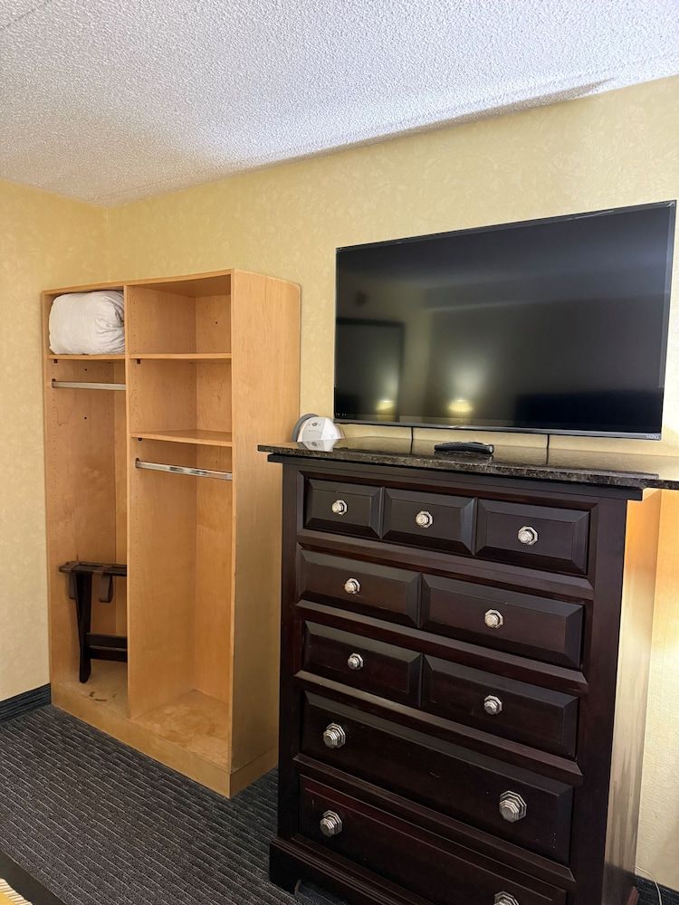 Marvin's Garden Inn Deluxe Room, 1 Queen Bed 10