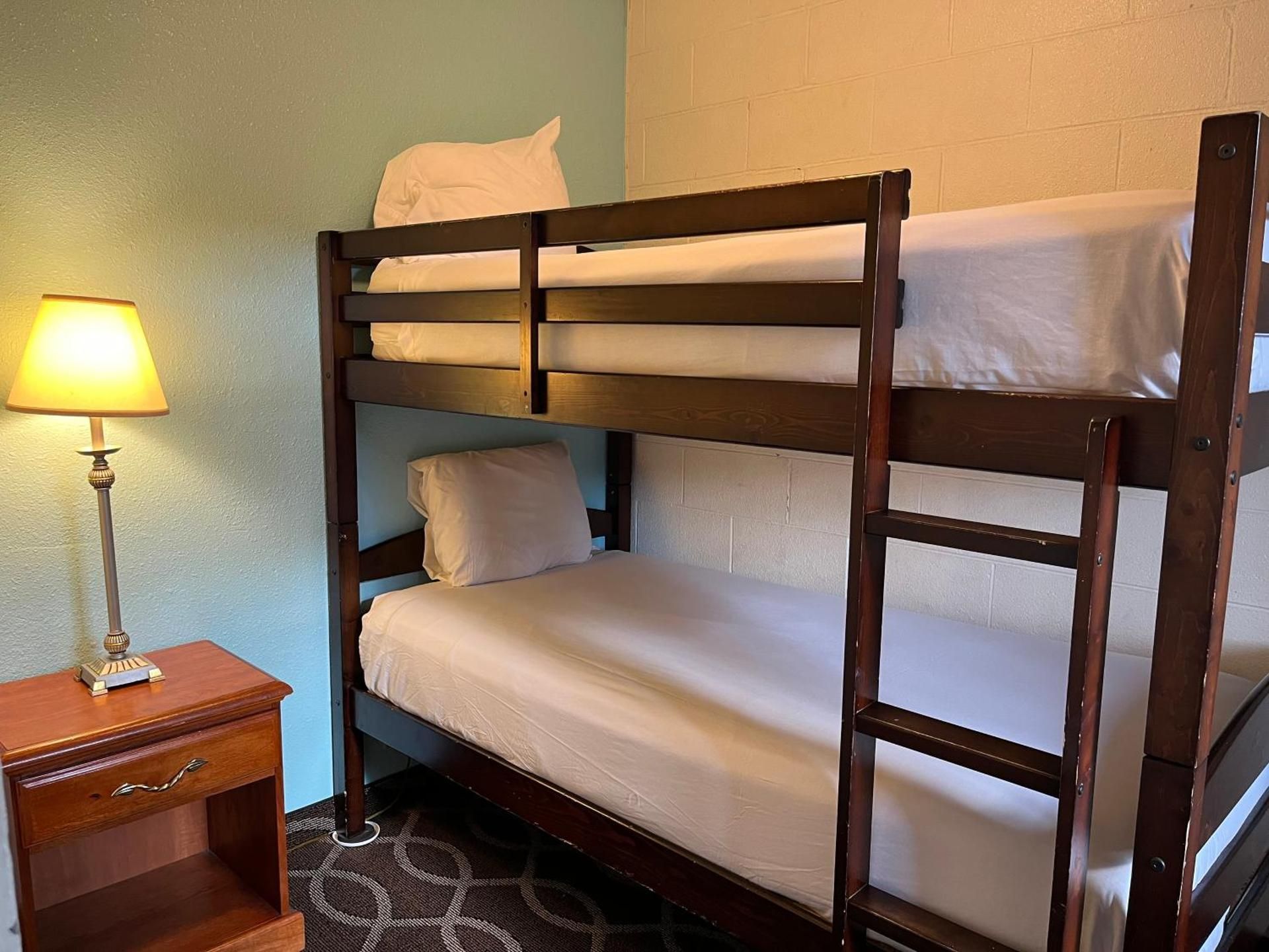 Americas Best Value Inn Pendleton Queen Suite 2