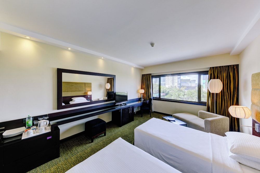 Cinnamon Lakeside Colombo Superior Twin Room