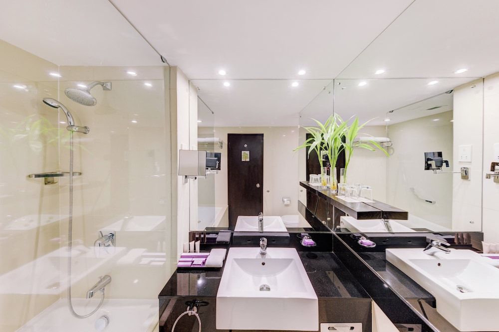 Cinnamon Lakeside Colombo Superior Twin Room 6