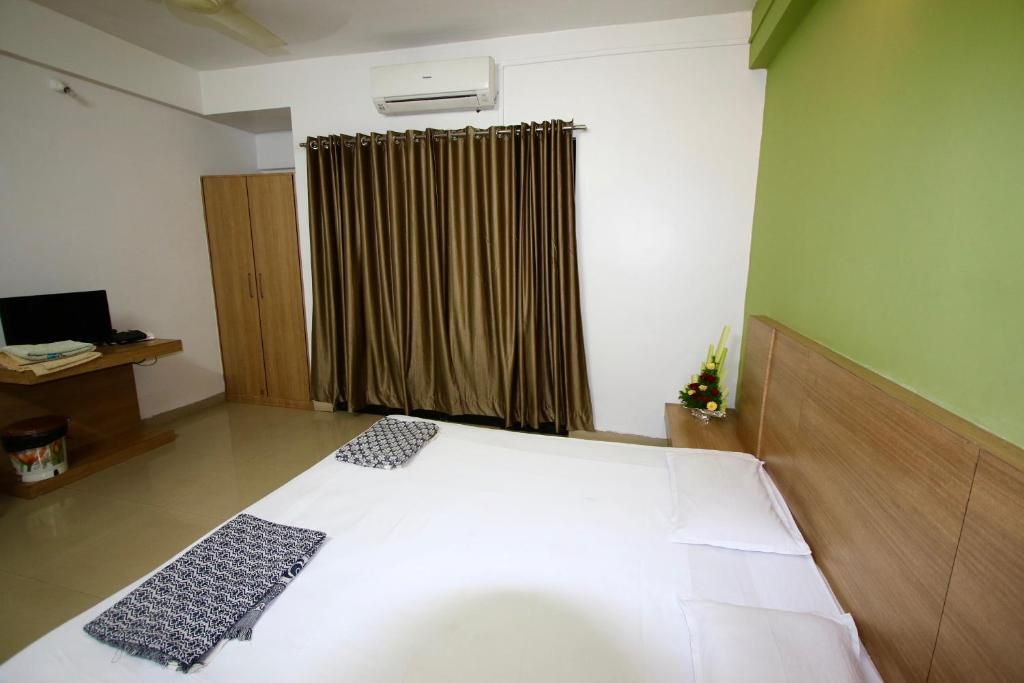 Yashada Vishramdham Standard Double Bed AC Room 4