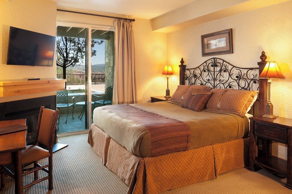 Suite, 4 Bedrooms (Multi-Level)