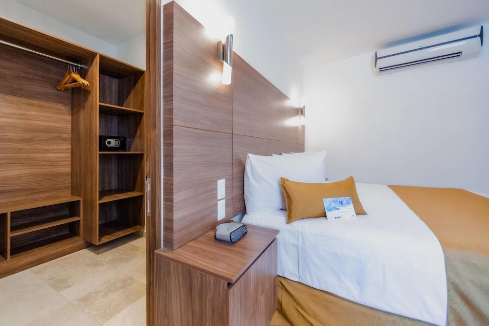 Comfort Inn Queretaro Tecnologico Suite, 1 King Bed, Non Smoking 2