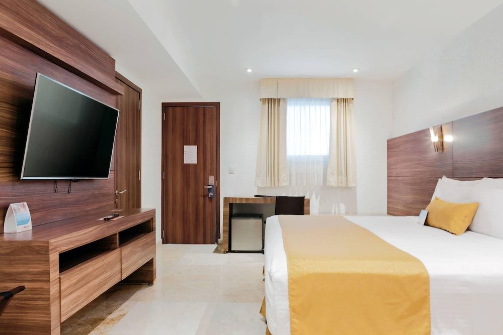 Comfort Inn Queretaro Tecnologico Suite, 1 King Bed, Non Smoking 5