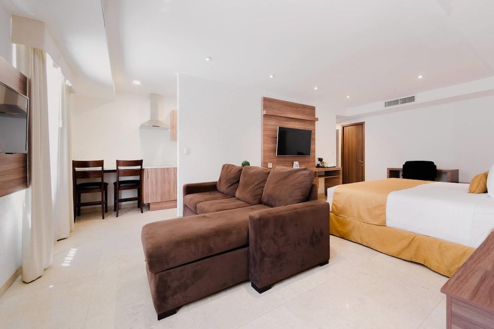 Comfort Inn Queretaro Tecnologico Suite, 1 King Bed, Non Smoking