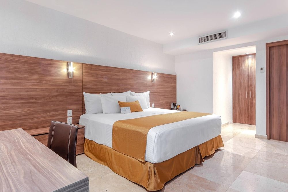 Comfort Inn Queretaro Tecnologico Suite, 1 King Bed, Non Smoking 3