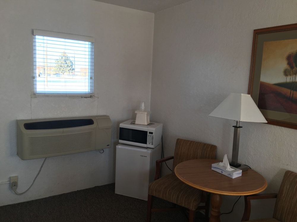 Circle S Lodge Basic Single Room 6