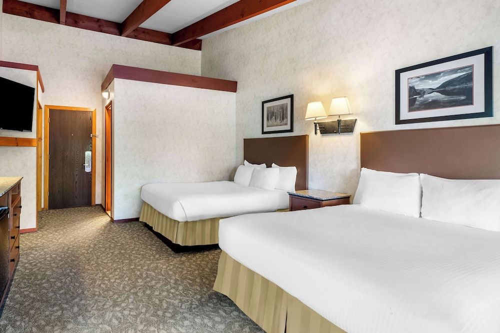 Suite, 2 Queen Beds, Balcony, Lake View (2nd Floor;with Sofabed)