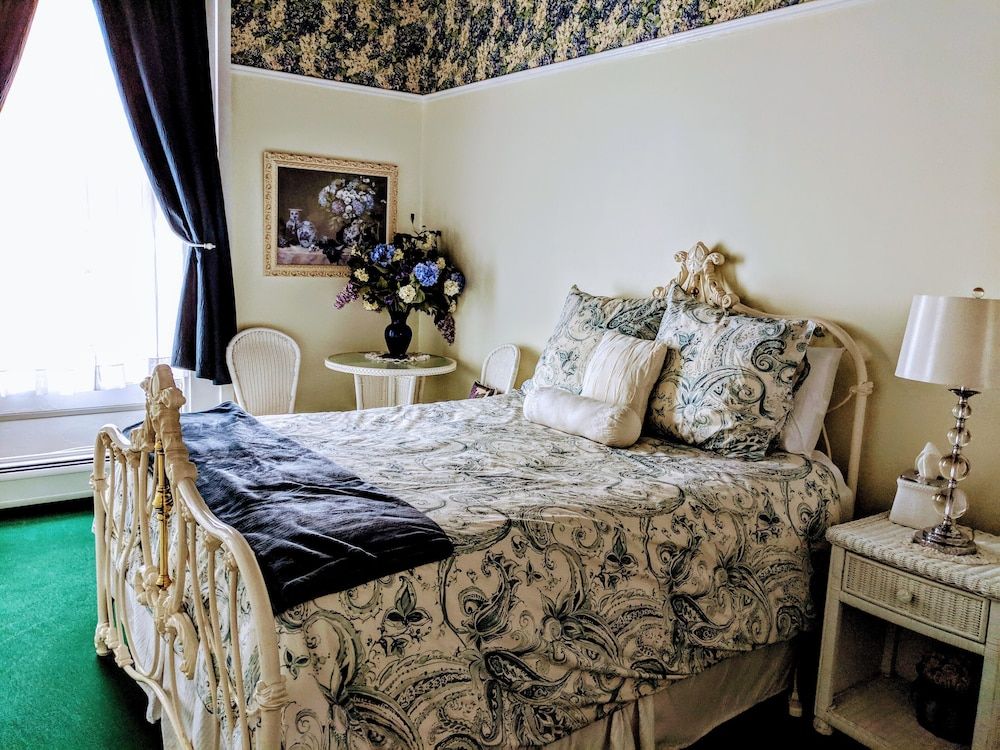 Design Room, 1 Queen Bed (Ellicott)