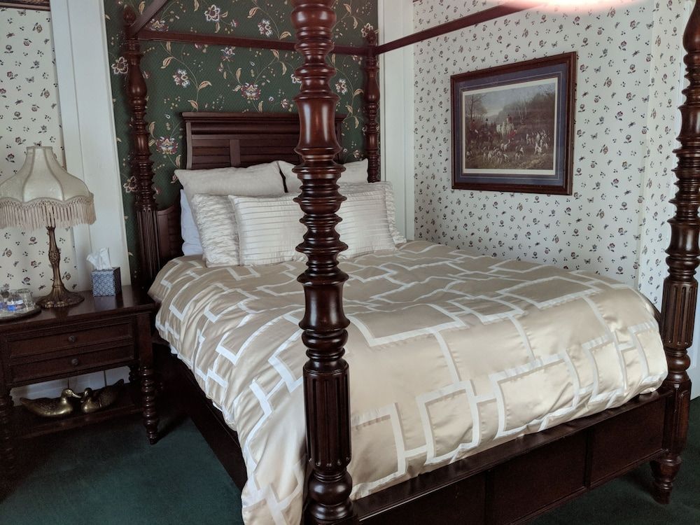 Premium Room, 1 Queen Bed, Fireplace, Garden View (Wadsworth)