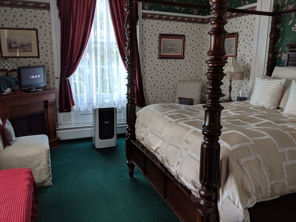 Premium Room, 1 Queen Bed, Fireplace, Garden View (Wadsworth)