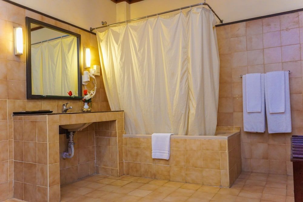 Grand Oriental Hotel Suite 7