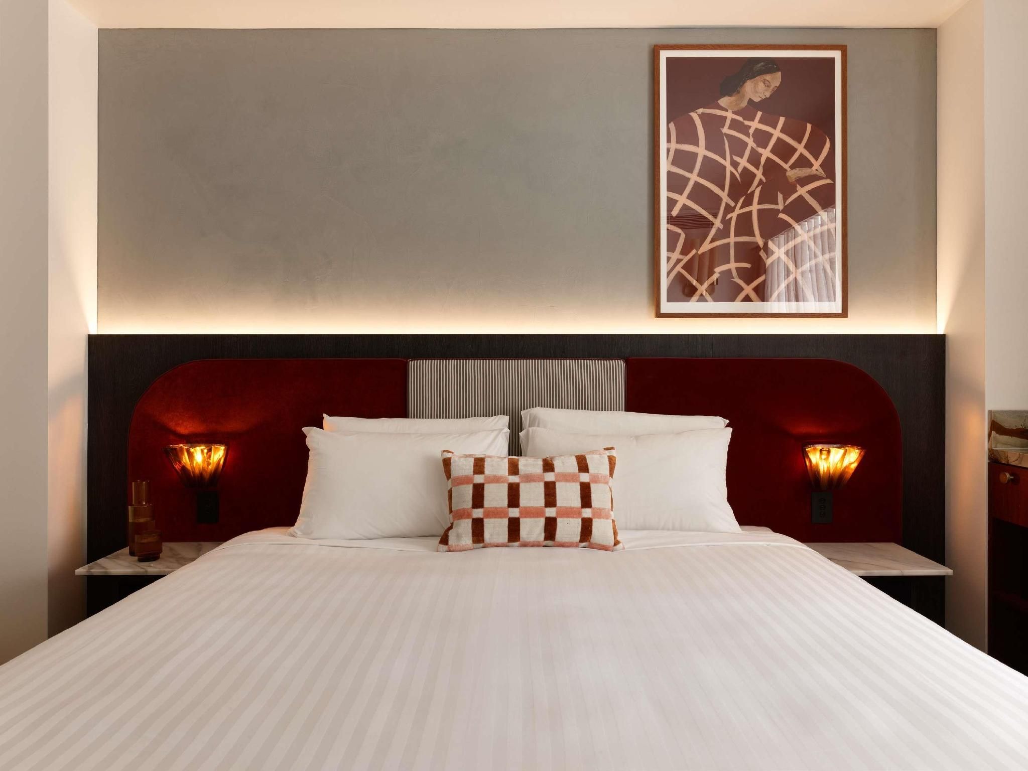 Dante King with 1 King Bed