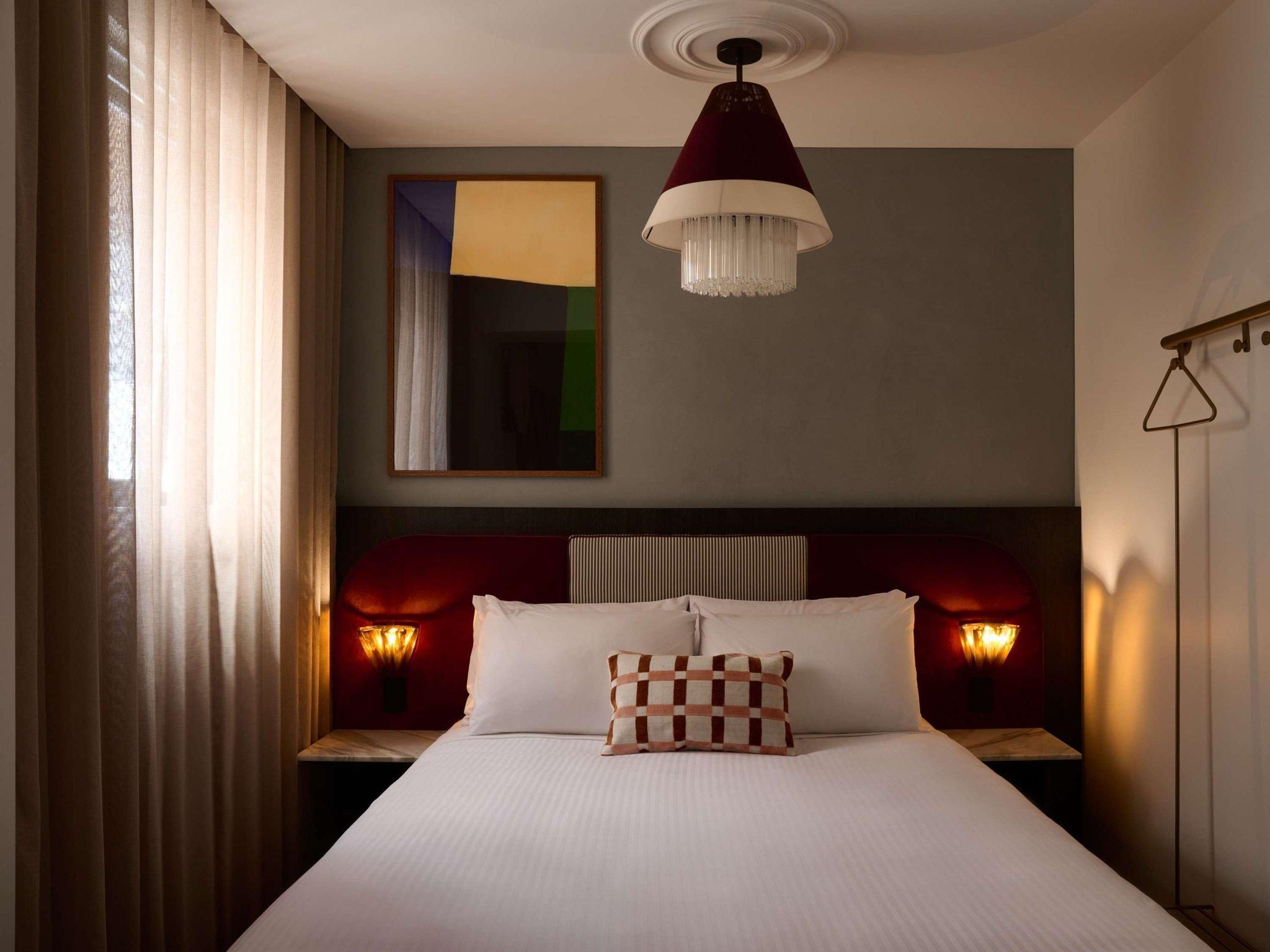 Piccolo room with 1 queen size bed