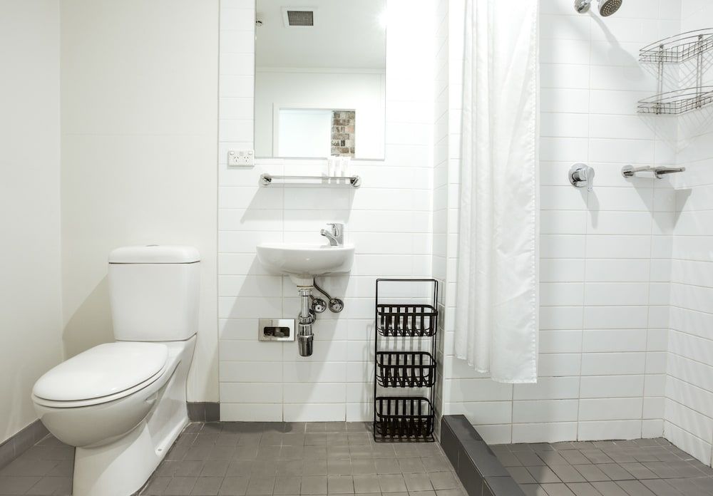 Nomads Sydney - Hostel Deluxe Double Room Ensuite 2