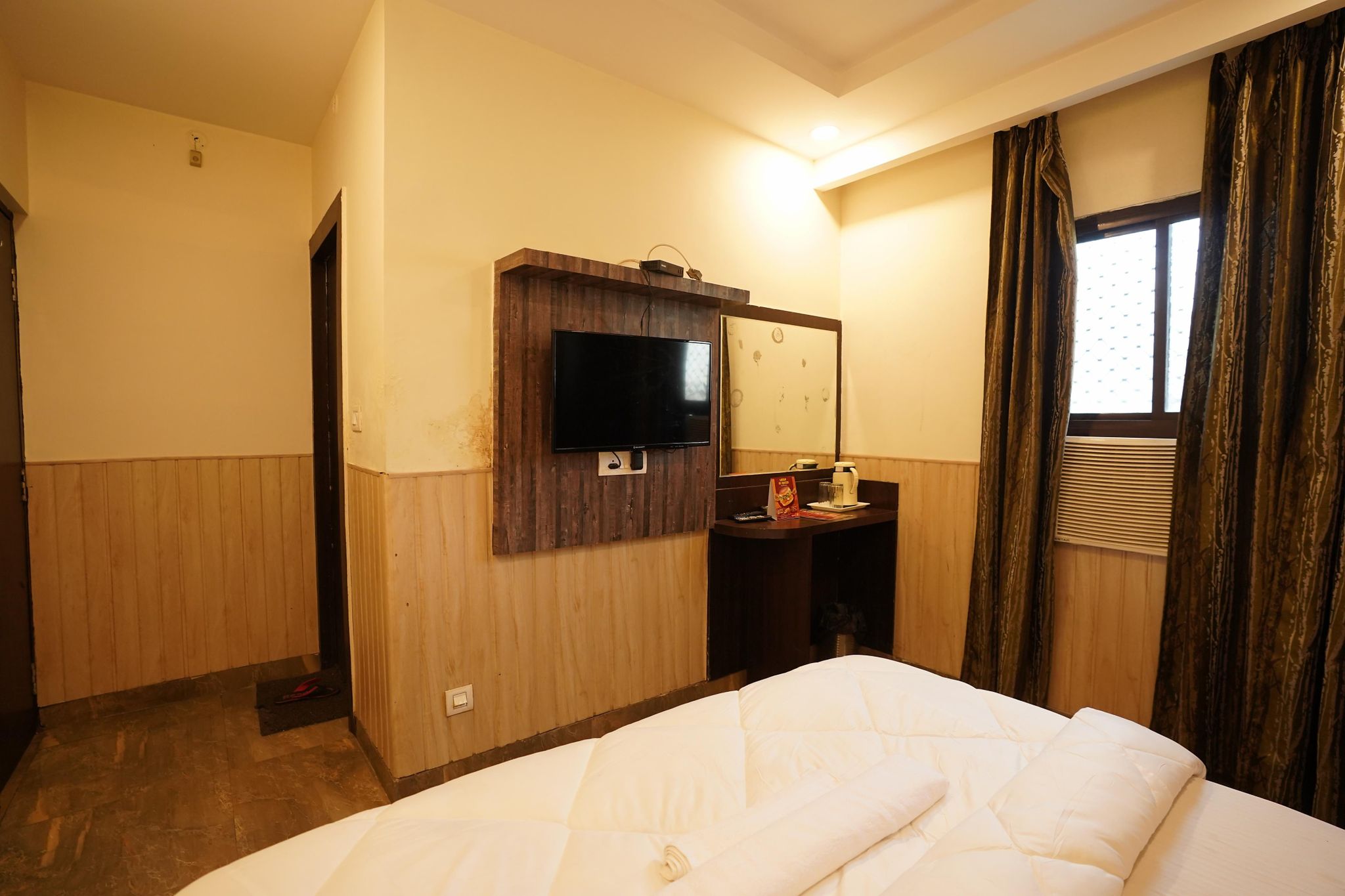 DELUXE AC Room