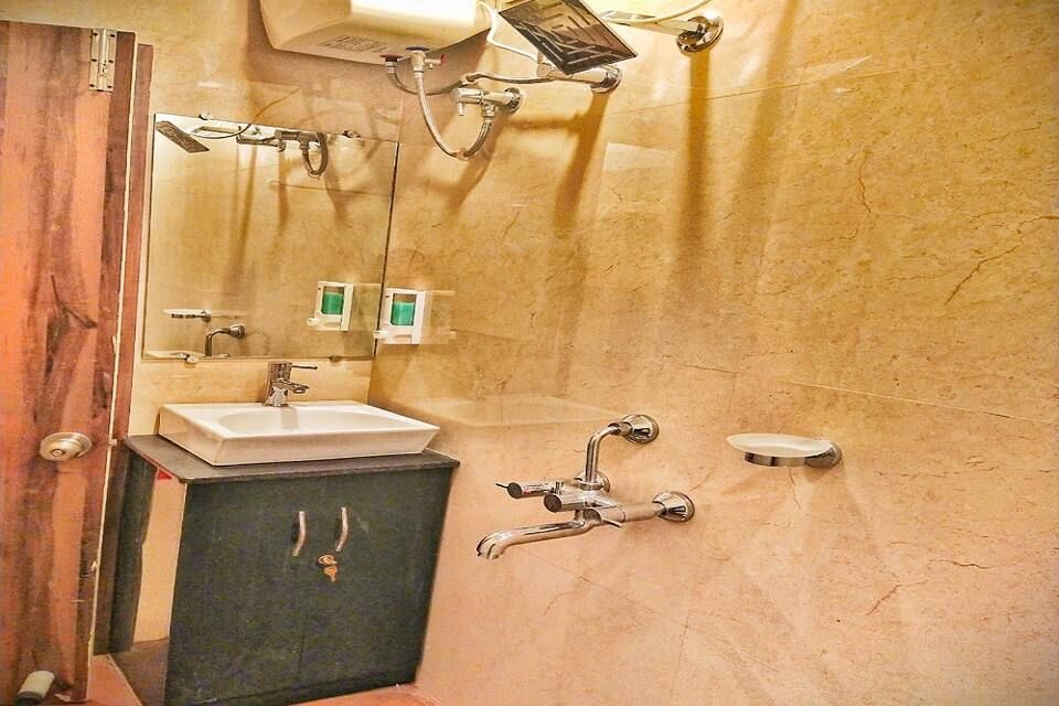 Shri Tirupati Residency Deluxe Double Room 6