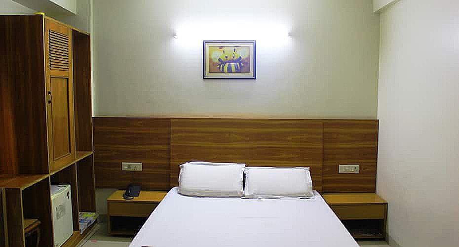 Bambi Hotel Deluxe Room 4
