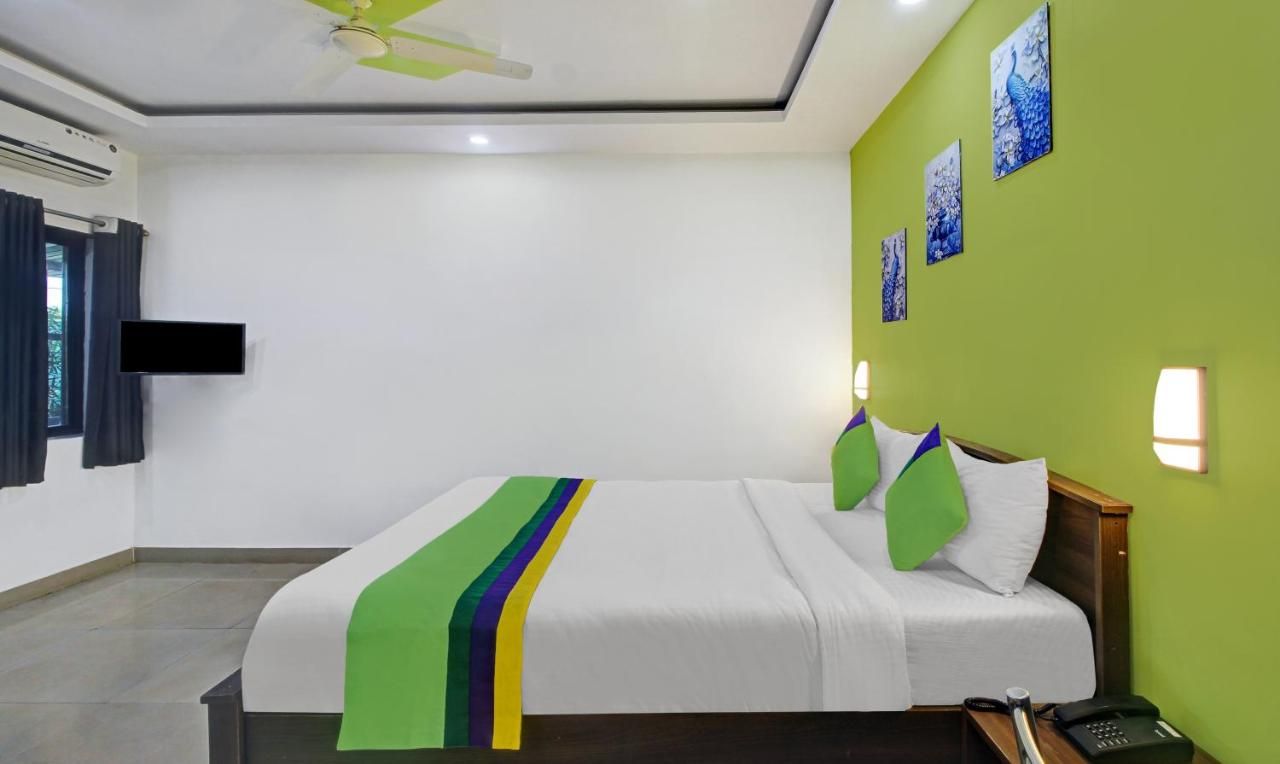 Treebo La Paradise with Swimming Pool OAK