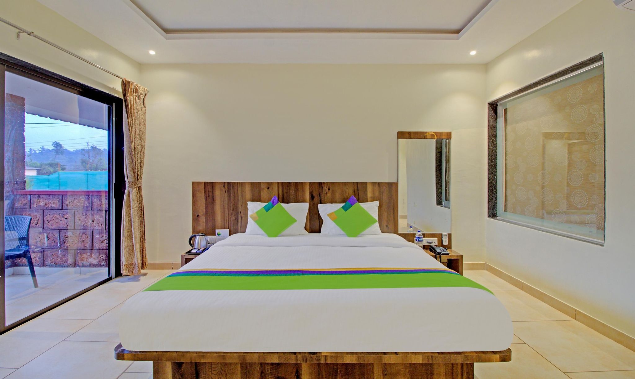 Treebo Nakshatra Cottages Mahabaleshwar Deluxe Double Room 4