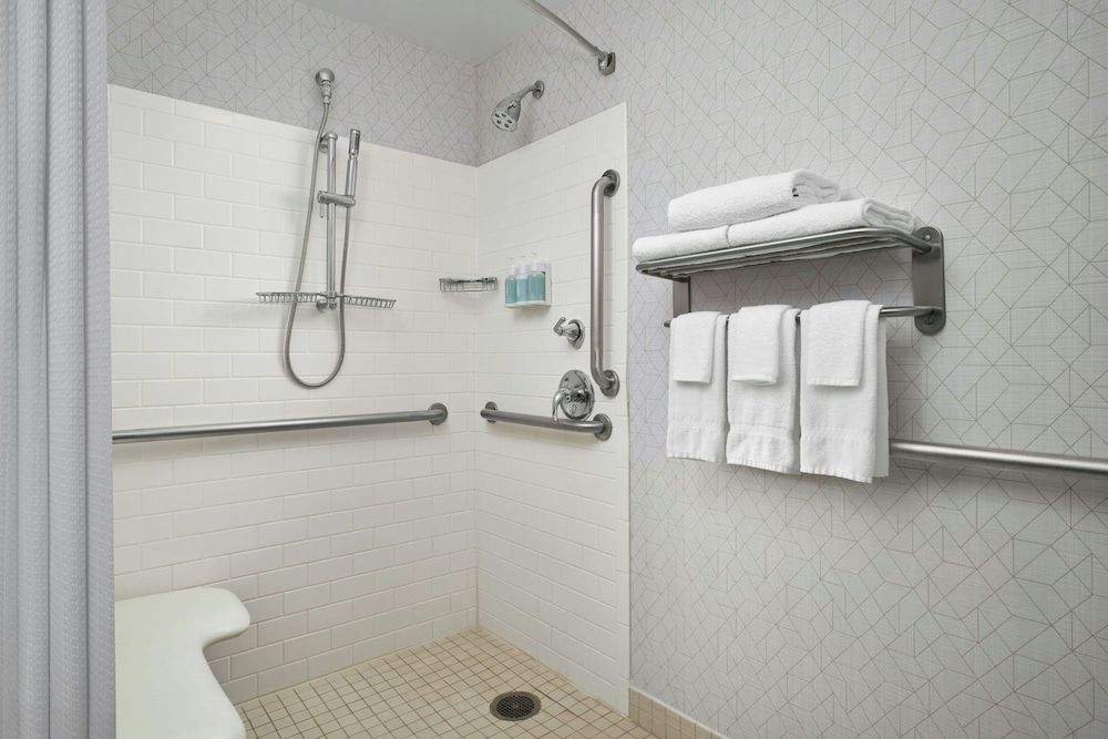 Springhill Suites by Marriott Chicago Downtown/ River North Studio, 1 King Bed with Sofa bed, Non Smoking 5