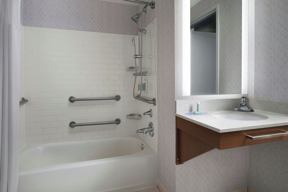 Springhill Suites by Marriott Chicago Downtown/ River North Studio, 1 King Bed with Sofa bed, Non Smoking 6