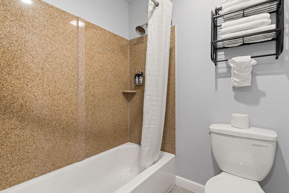 Bay Breeze Inn Deluxe Double Room, 2 Double Beds 5